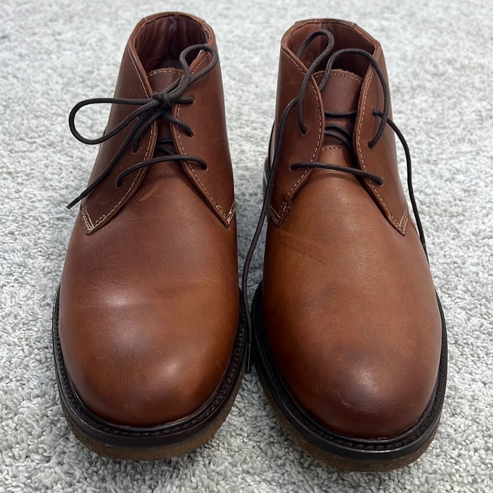 Lightly worn Johnston & Murphy men’s dress shoes. Size 9.5.